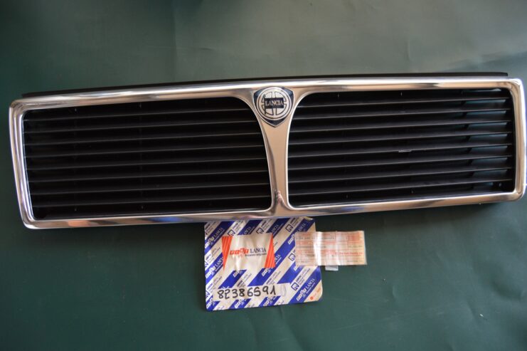 Ref: 82386591 Rejilla del radiador – Lancia Thema Nueva