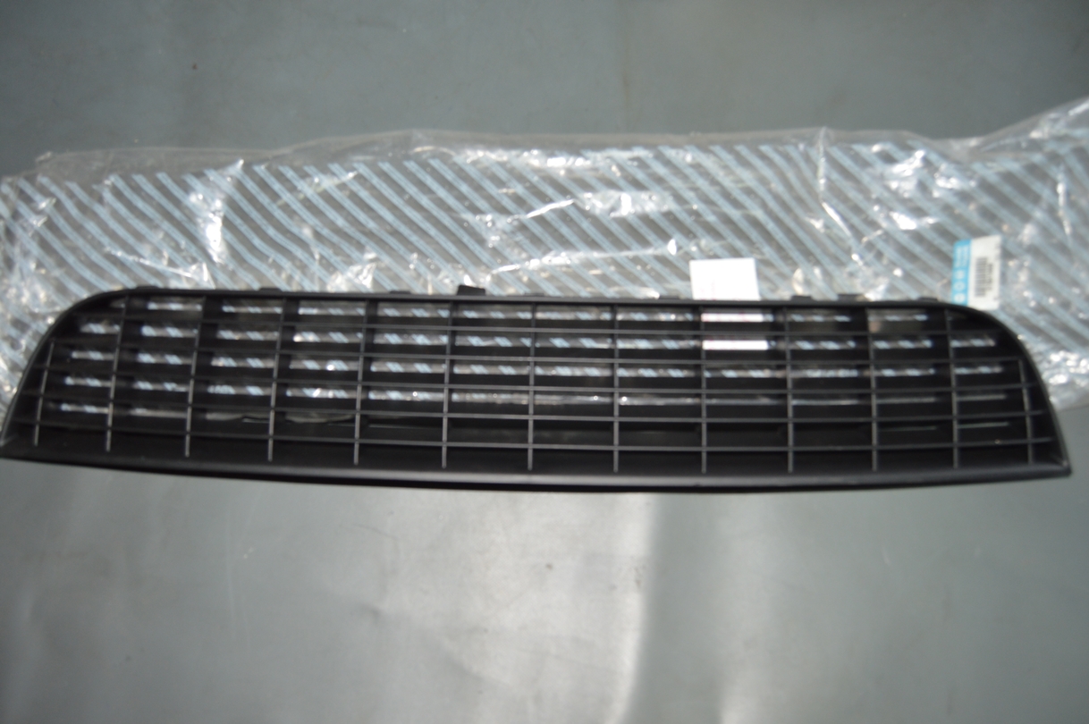 Ref: 735410809 Parrilla de ventilación inferior del parachoques –  Fiat Punto Delantero Nuevo