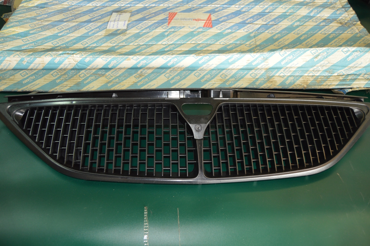 Ref: 46522600 Parrilla delantera – Lancia Ypsilon 1.1 B 5M 40KW  Nuevo