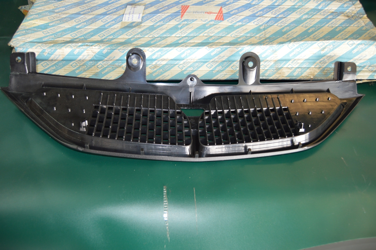 Ref: 46522600 Parrilla delantera – Lancia Ypsilon 1.1 B 5M 40KW  Nuevo