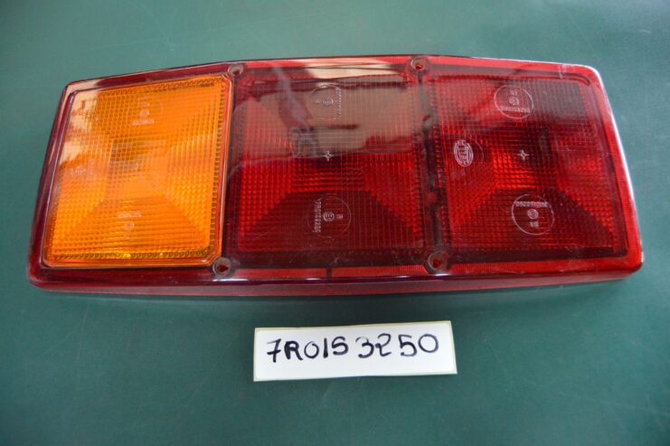 Ref: 7R0153250 Cristal Piloto Trasero Derecho HELLA – Daf, Man, Mercedes NUEVO