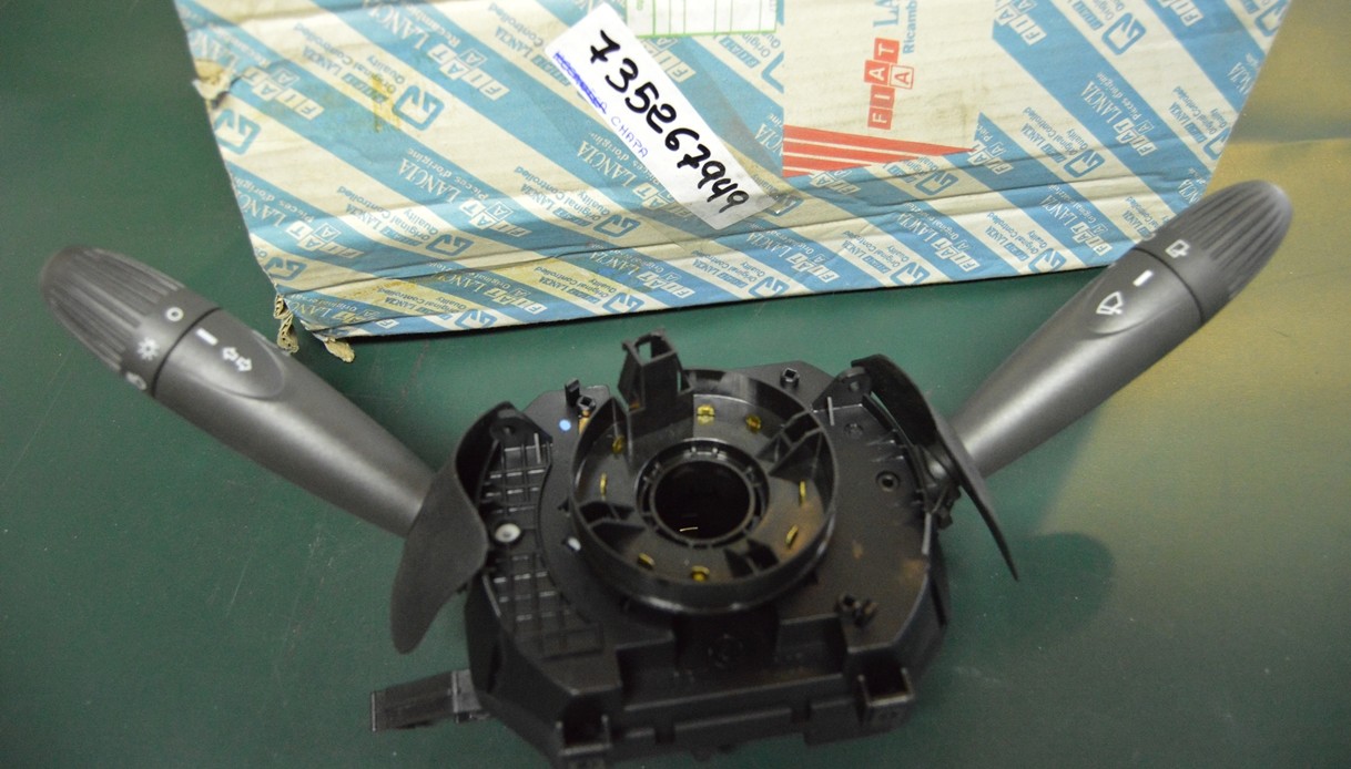 Ref: 735267949 Interruptores de la columna de dirección – Fiat Punto NUEVO