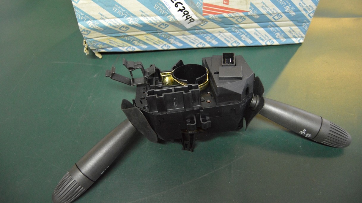 Ref: 735267949 Interruptores de la columna de dirección – Fiat Punto NUEVO